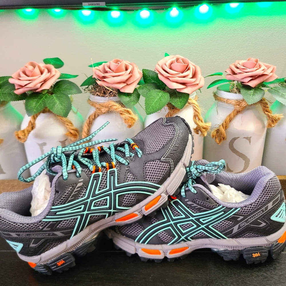Women Asics Gel- kahana  ( size 6.5 )